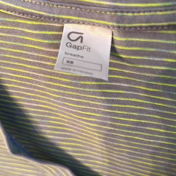 GAPfit Breathe sweat wicking workout tee! Like new!!! - Picture 2 of 2